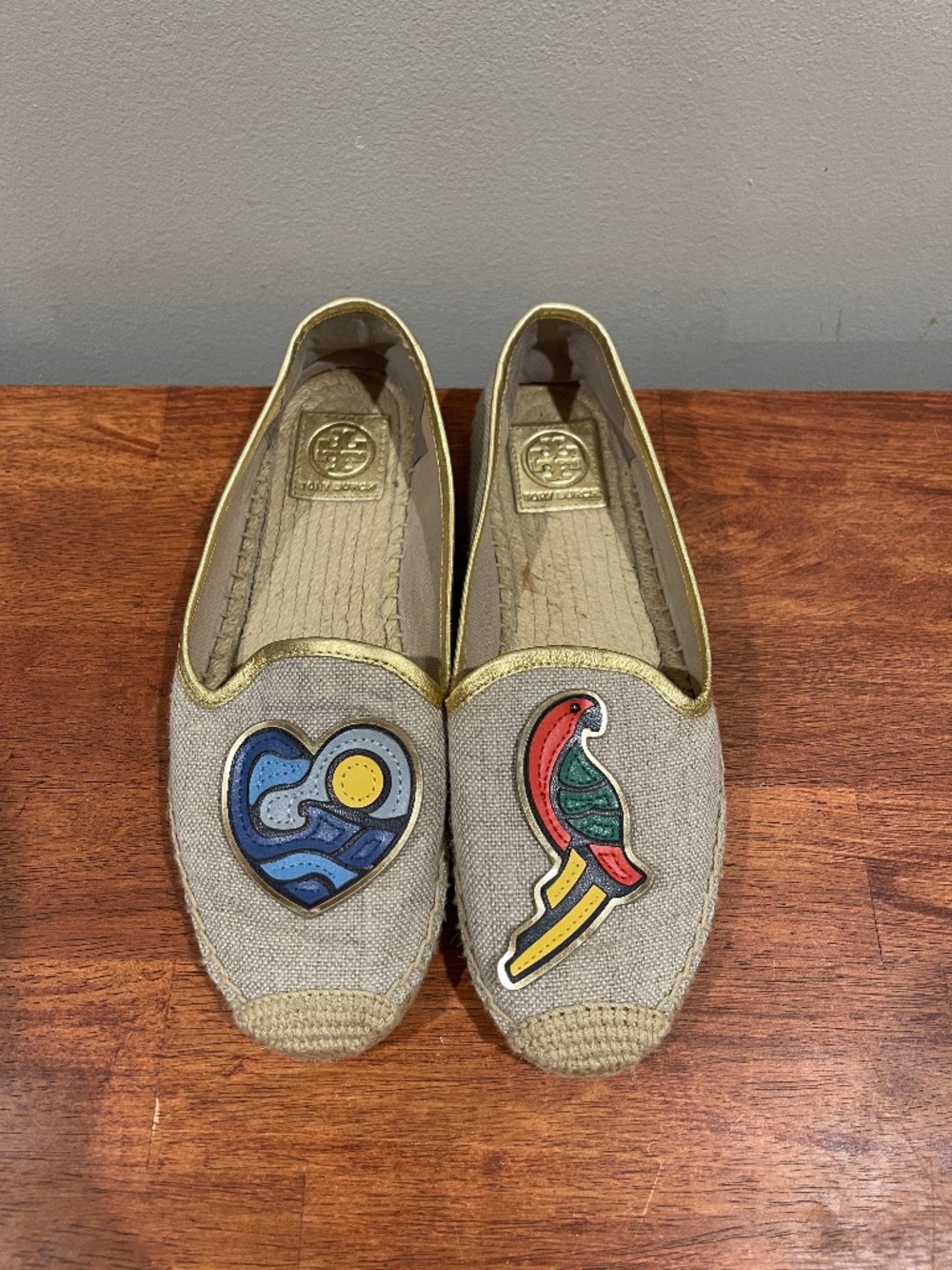 READ Tory Burch Tan Espadrilles Flat Shoe Tropical Parrot Heart Women's Size 8.5
